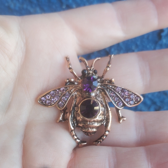 New Rhinestone Bee Brooch. - Picture 11 of 14